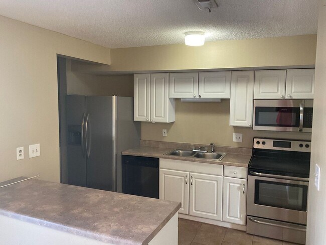 Foto del edificio - Updated townhome convenient to Coastal Car...