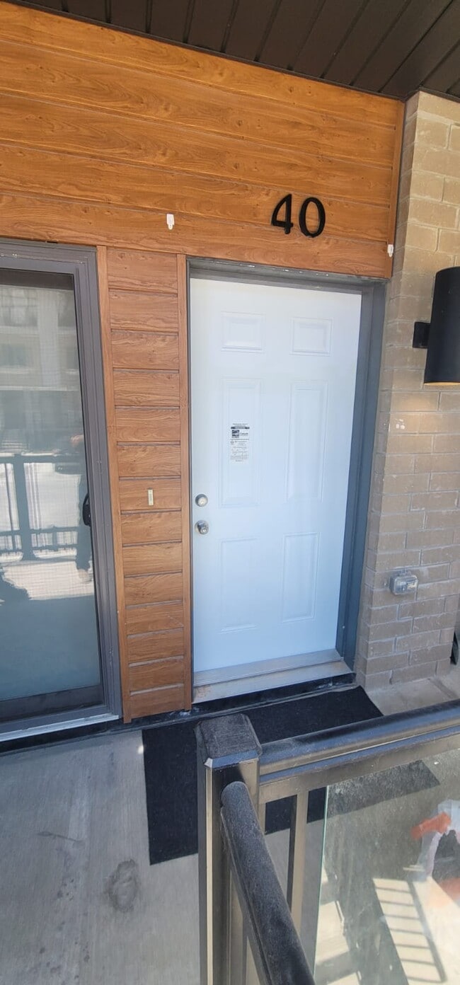 Building Photo - 25 Isherwood Av