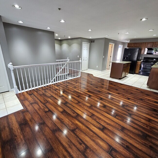 Building Photo - 2 Bed, 2 Bath Townhouse w/Granite Countert...