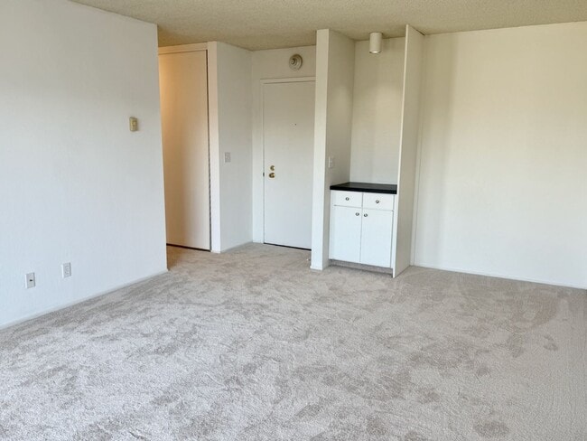 Building Photo - Full Size One Bedroom with Top Floor Privacy