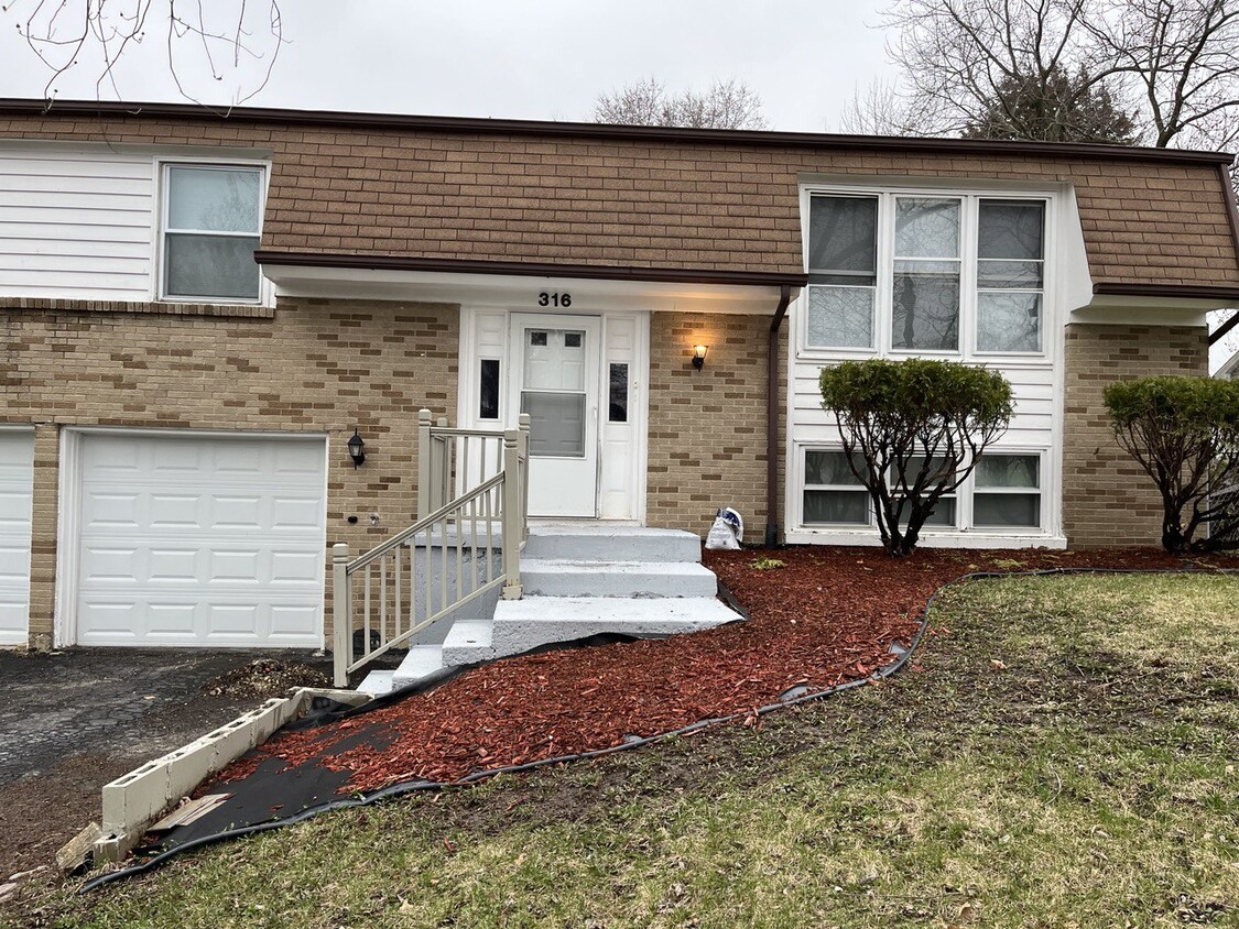Primary Photo - 316 Charlestown Dr