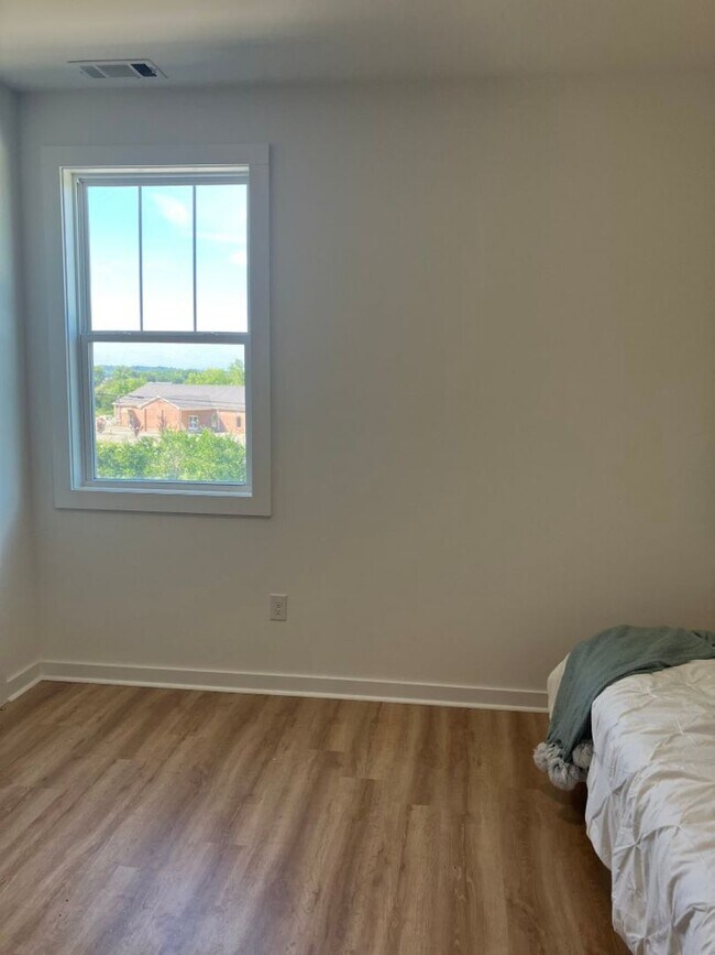 Building Photo - Townhome Like new in Nashville