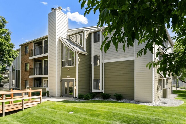 El exterior de nuestros edificios en Horizon East Apartments. - Horizon East Apartments