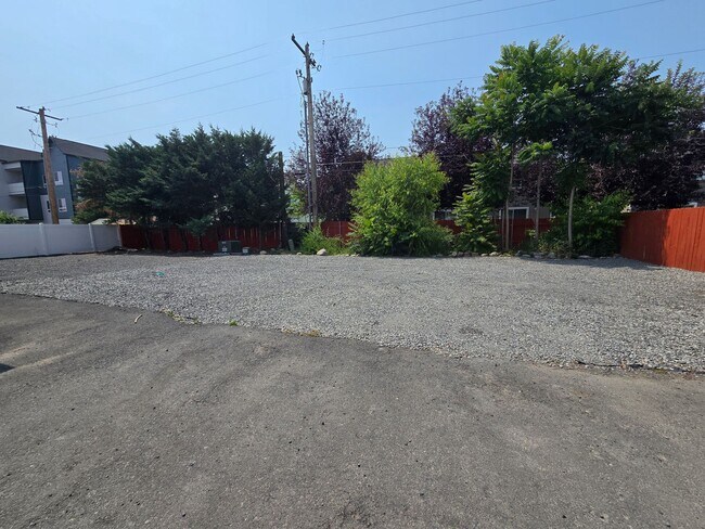 Foto del edificio - Beautiful Townhouse Available Now!