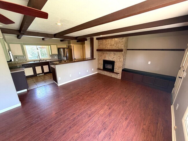Foto del edificio - Pet Friendly 2 bed 1/5 bath Single Family Home With Fully Fenced Yard and Garage in great neighbo...
