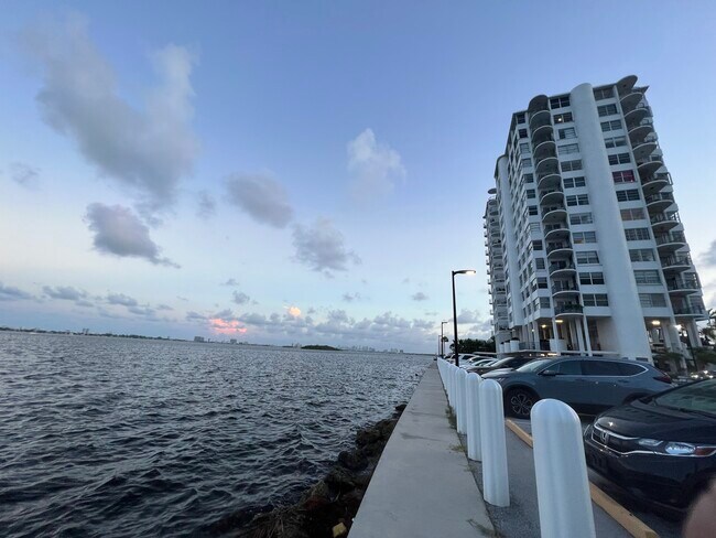 Building - 11930 N Bayshore Dr