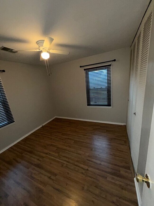 Foto del edificio - 4219 Longfield Dr