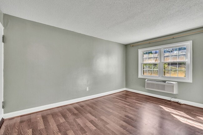 Building Photo - UTILITIES INCLUDED! 2 Bedroom Condo Near H...