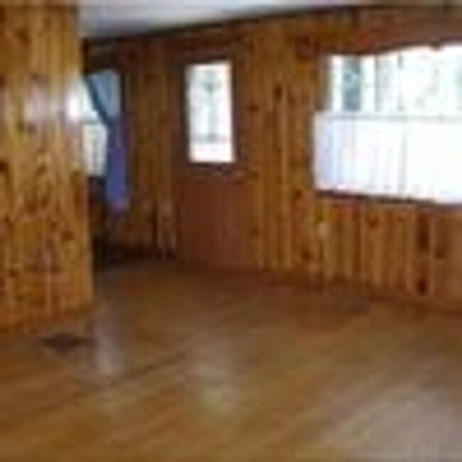 Building Photo - SPACIOUS SINGLE-FAMILY HOME AVAILABLE