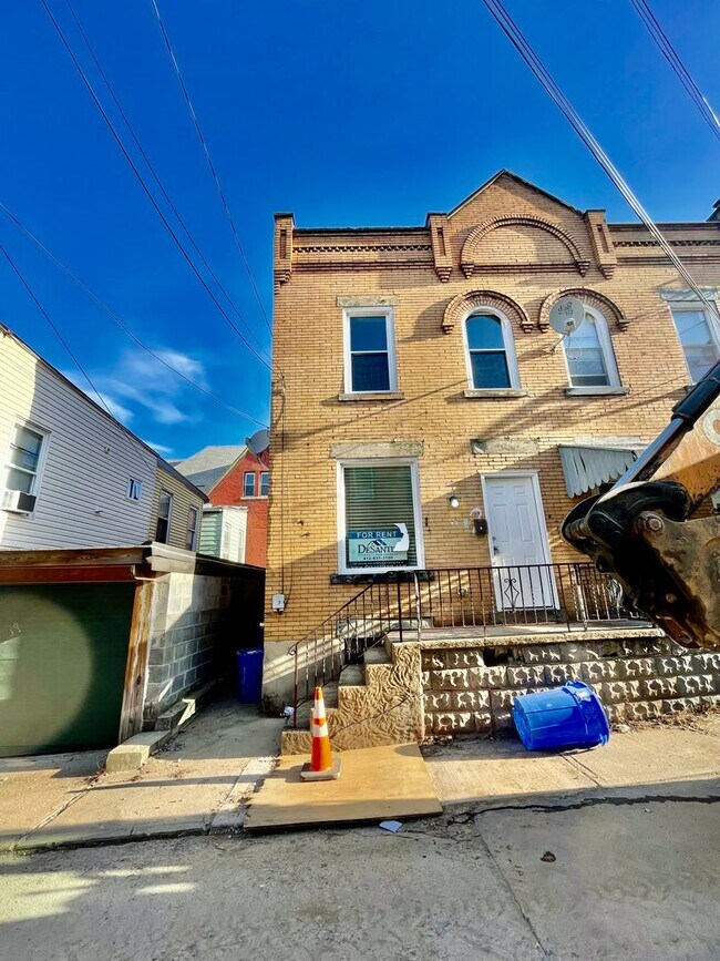 Building Photo - Bright and Updated 2 Bedroom 1.5 Bath House in Oakland