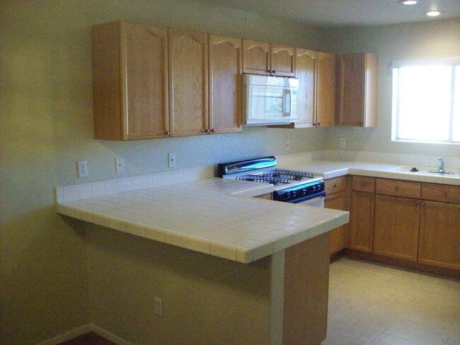 Foto del edificio - Enormous second story unit in upscale gated Summerlin community