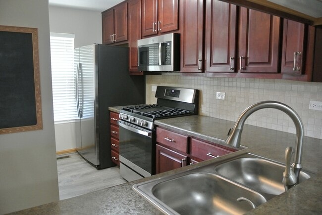 Building Photo - 118 Colonial Pkwy