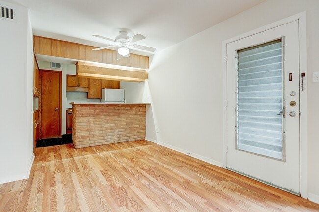 Building Photo - 3703 Roseland St