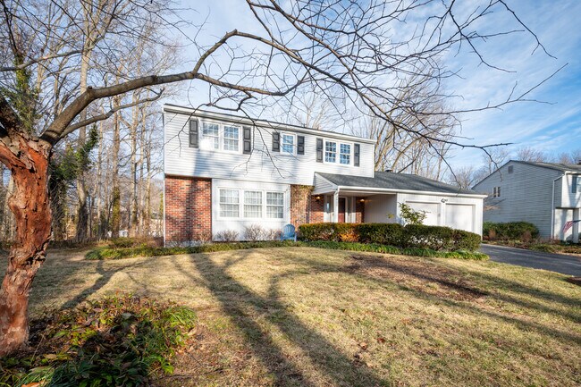 Exterior frontal - 2409 Sweetbriar Rd