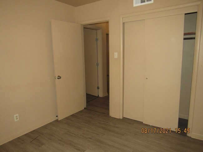 Building Photo - Great Home located close to shopping, rest...