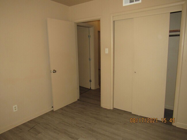 Foto del edificio - Great Home located close to shopping, rest...