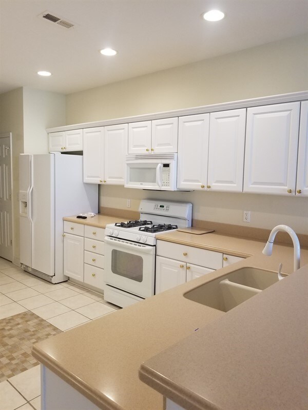 Building Photo - 3 BR/2.5 Condo at the Ravines