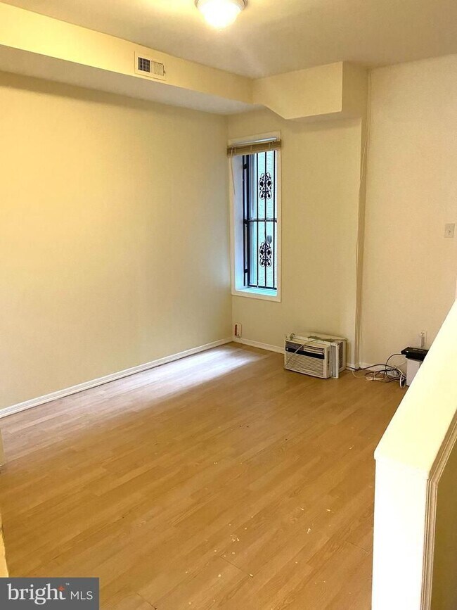 Foto del edificio - 6 bed 2 bath huge house for rent GREAT PRI...