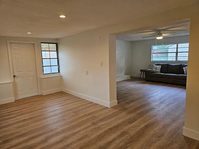 Building Photo - Furnished Crystal River Home