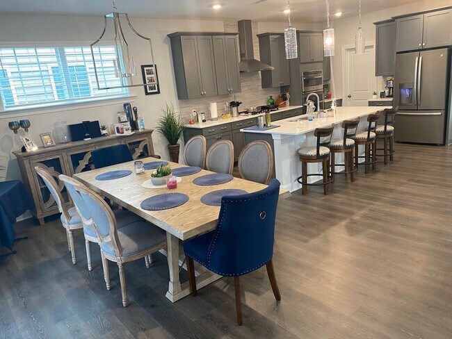 Foto del edificio - Brier Creek Living in a 4 Bedroom 3.5 Bath...