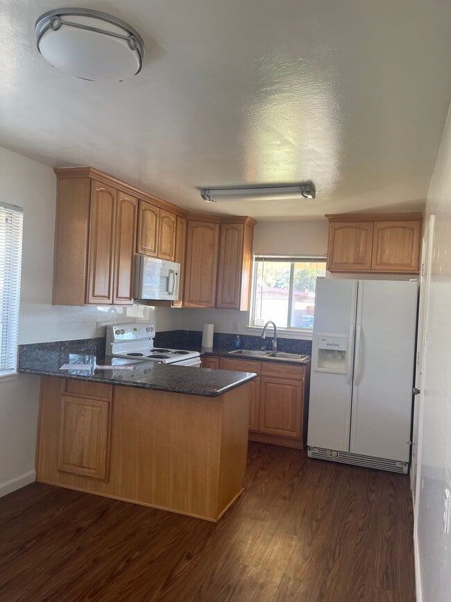 Building Photo - 579 Fir St