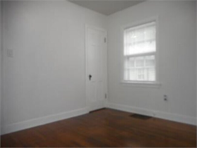 Building Photo - 208 28th St Dr SE