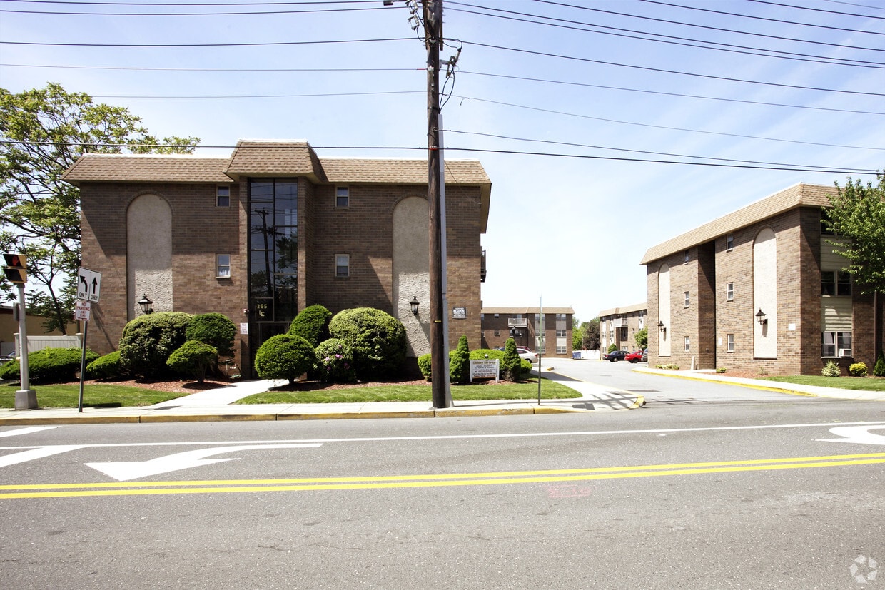 Building Photo - Landmark East