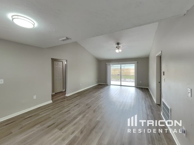 Building Photo - 2962 Woodpine Cir