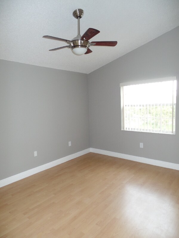 Foto del edificio - 2850 N Oakland Forest Dr