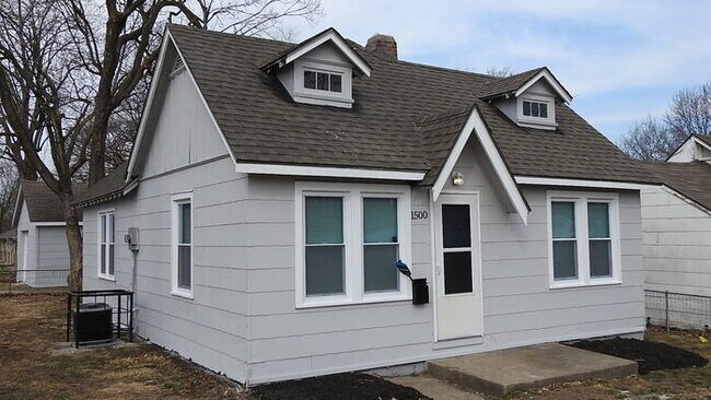 Building Photo - Adorable 2 bedrooms and 1 bath home located on N Main St in Independence