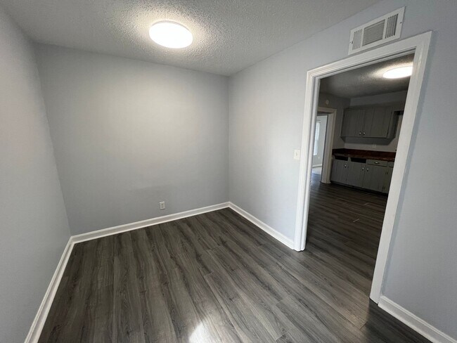 Foto del edificio - 3 bedroom 1 bathroom brick home in West Tu...