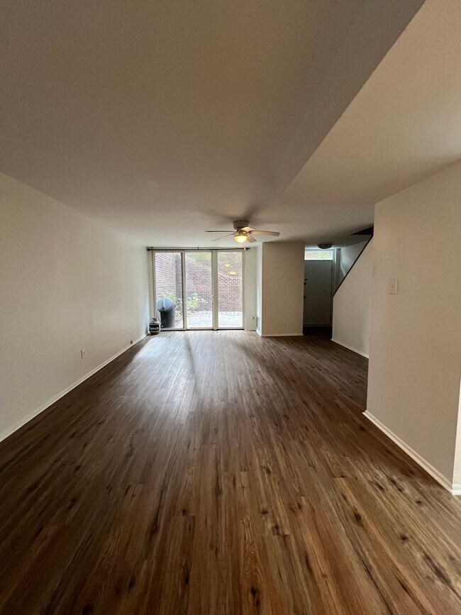 Foto del edificio - Spacious Three Bedroom Townhome in Society Hill!