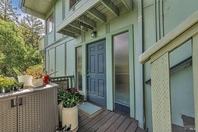 18 Walnut Ave