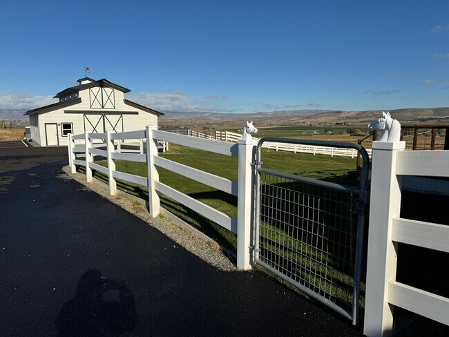 Building Photo - Modern Ranch with Views