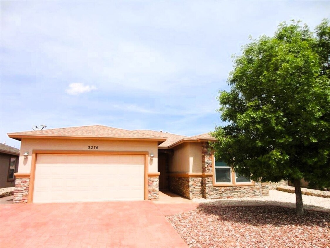 Foto principal - Fabulous Single Level Eastside Home With R...