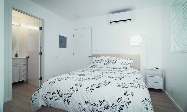 Building Photo - 123 Sunset Pkwy