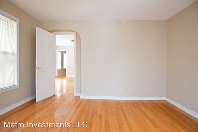 Building Photo - 2429 N Farwell Ave