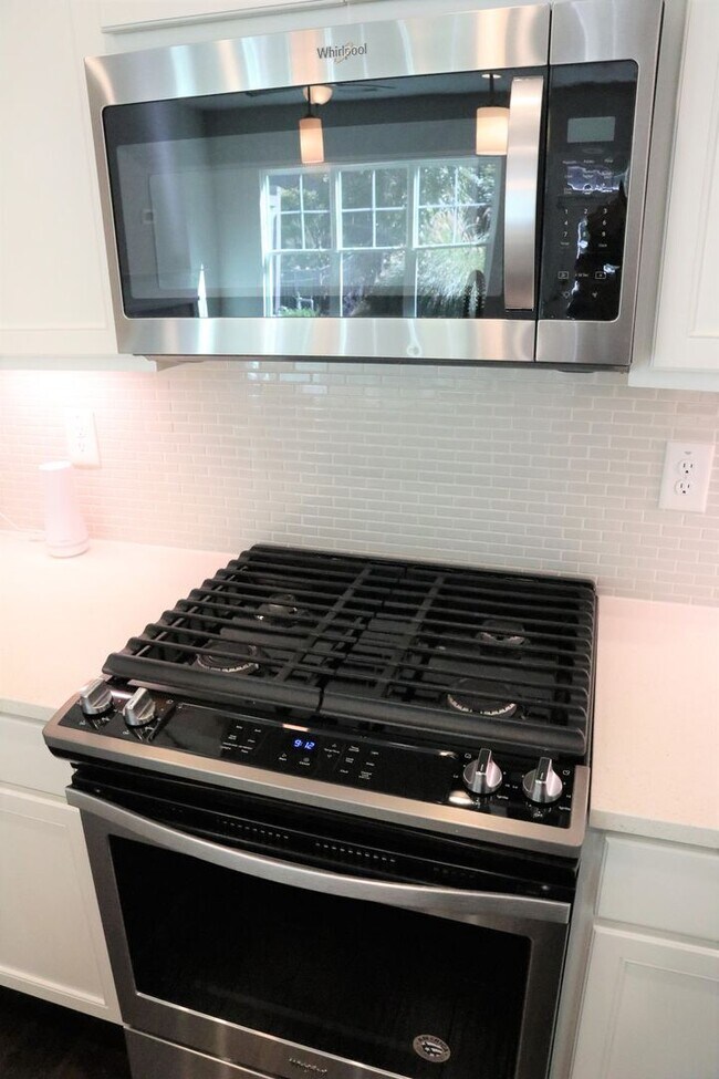 Building Photo - Gorgeous Sandy Springs Townhome, Hardwoods, Stainless Appliances, Move-In Ready!