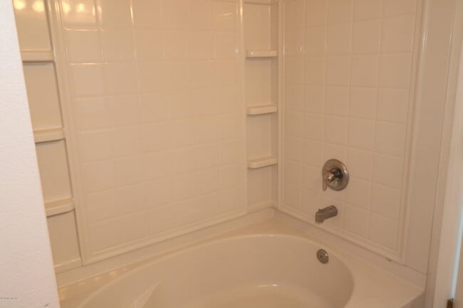 Building Photo - 584 Crystal Way