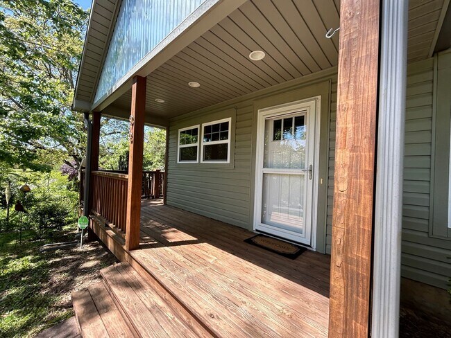 Foto del edificio - East Asheville - Contemporary Bungalow