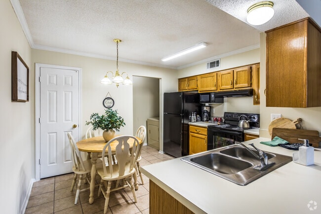 2BR, 2BA - 1,094SF - Kitchen, Dining Room - The Wyndham Apartments