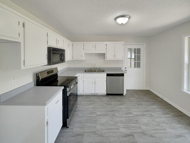 Building Photo - Cute 2 Bedroom 2 Bath Home with a 2 Car Garage!