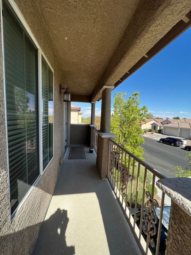 Foto del edificio - ABSOLUTELY AMAZING! Large 4 bedroom 2 stor...