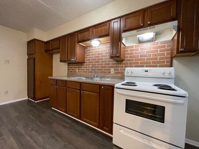 Foto del edificio - AVAILABLE NOW 2 BEDROOM 1 BATH DUPLEX IN H...