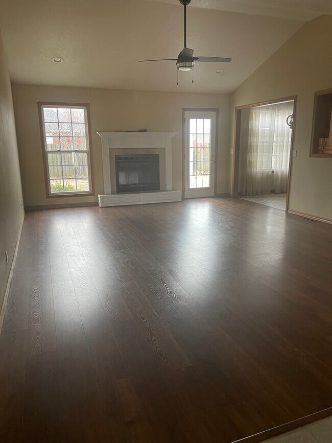 Foto del edificio - COMING SOON IN CARL JUNCTION: Beautiful 3BR/2BA home in Carl Junction with fenced in yard and sto...