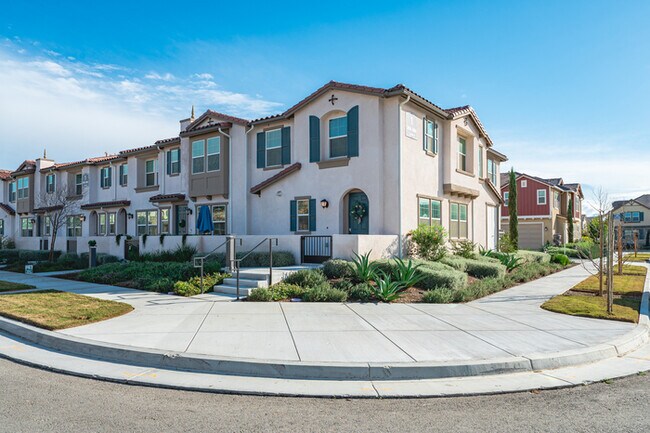 Foto del edificio - Fully Furnished with appliances Ontario Townhouse