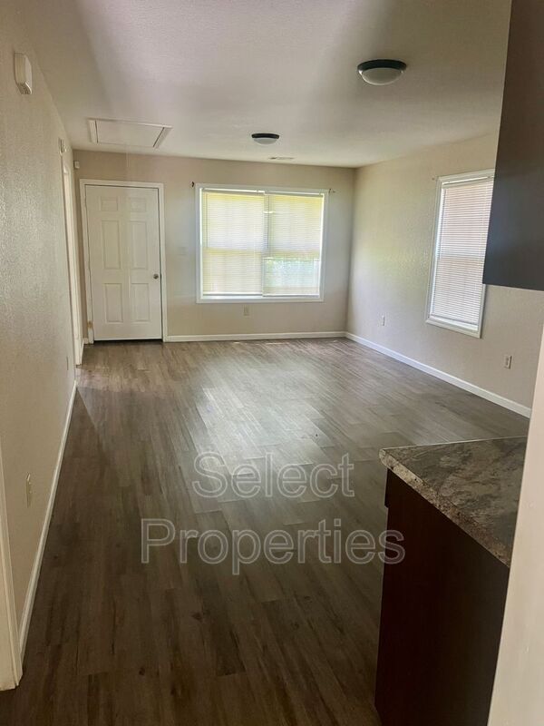 Building Photo - 127 Drake St