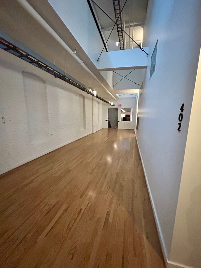 Building Photo - 159 W Broadway