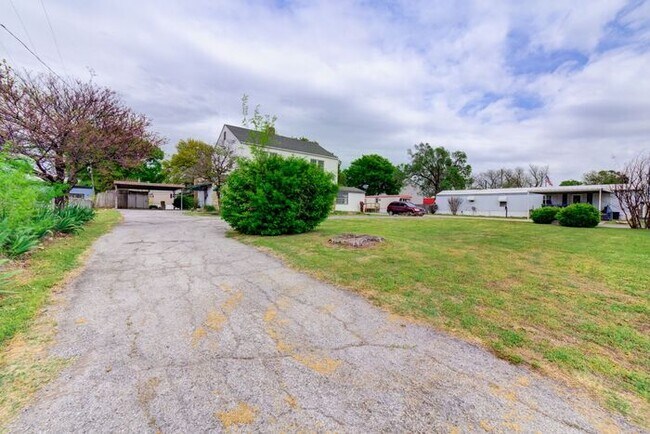 Building Photo - Huge House! 4 Bed 2 Bath 2 Living Areas!
