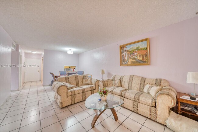 Foto del edificio - 140 Royal Palm Rd